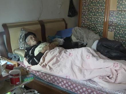 #八旬老人卧床家人为何不来照顾? #新闻 #本地民生资讯 80岁的杨大爷已经卧床一个月了,老伴和两个儿子却没有现身。如今, 杨大爷 一筹莫展,最大的心愿就是家人能来看看他。