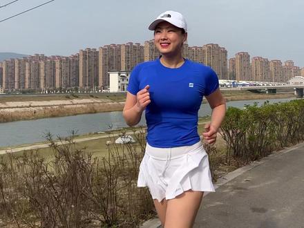 有请姨姨喝杯奶茶的吗?不是喝不起,只是我觉得你请的好喝😜#春天的第一杯奶茶 #运动女孩