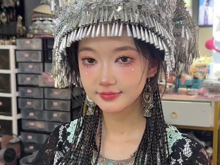 凤凰旅拍|答应我!一定要来一次凤凰古城,拍一套超火🔥的苗族写真📷。真的很开心,被自己美翻了💓#凤凰古城 #苗疆少女 #少数民族服饰 #苗服 #凤凰古城旅游攻略