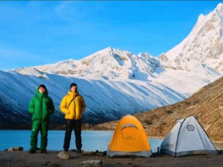 谁懂啊!真的被李现西藏徒步狠狠圈粉了!4700米海拔的库拉岗日,25公里的冰川徒步路线,15小时重装前行,哪怕中途帐篷杆意外损坏,他也没辜负这场奔赴,硬是蹲守到了雪后“日照金山”的震撼奇景。
褪去明星光环的他,浑身都透着一股藏不住的鲜活生命力。曾坦言因过度规划未来陷入焦虑的他,如今更懂慢下来享受当下——“我主导我的工作和人生”,这句清醒发言,直接把风与自由的模样具象化。被西藏文旅认证为“最听劝的明星”,他带着镜头把雪山湖泊的壮美送到观众眼前,这份真诚热烈又自在的模样,真的很难不爱!
瞬间被拉回去年在西藏的日子。亲眼看到冰川在阳光下耀眼的白与蓝宝石一般漂亮的羊湖,还有缺氧时心脏砰砰的跳动,都是刻在记忆里的鲜活。原来有些风景,见过一次,就会惦念一生。
真希望有一天我也可以在站5200海拔的高峰 ❤
快去看看李现与links发的完整视频真的很震撼#李现与links #徒步库拉岗日 #徒步旅行 #雪山⛰️ #喜欢李现的人生态度