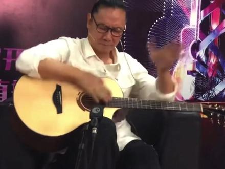 #吉他教学 #唐朝老五 #唐朝乐队
虽然没有老五老师弹的好,但是为了表达对老师的尊重,衣服跟老师穿的一样的