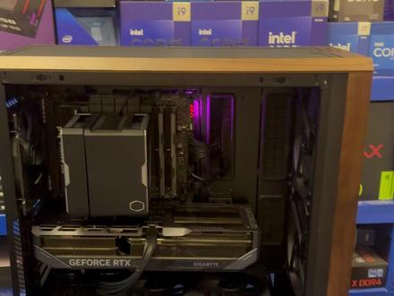 英特尔Ultra7 265K搭配技嘉5070TI魔鹰主机 CPU Intel Ultra 7 265K 盒装--1980
散热 酷冷至尊 HYPER 612 APEX黑色--350
主板 华硕 TUF Z890-PLUS WIFI D5--1880
内存 宏碁 冰刃 96G(48Gx2)6000C28---2350
系统盘:铠侠SE10-1TB固态带缓存--550
硬盘 致态Tipro9000-2TB固态M.2--1550
显卡 技嘉 RTX5070Ti GAMING OC 魔鹰 16GB --7500
电源 海韵 FOCUS GX1000金牌全模 黑色 ATX3--1100
机箱 联力 L217 黑色--750
合计:18010#diy电脑 #电脑 #装机 #电子产品