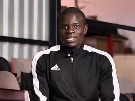 坎特在采访中解释了不和c罗握手的原因,他直言自己从没想过和c罗竞争,这只是一个尊重的问题。此前c罗摔倒了,他上前去拉他,可c罗看了他一眼并没有接受,这也在坎特心里埋下了一颗种子,此刻他明白了,足球不只有进球和荣誉,更需要尊重,他不会把手再次伸向拒绝过他的人。#坎特 #c罗 #实况足球手游 #实况足球online #易球成名计划