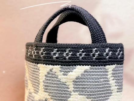 教程|短针条纹针钩织长颈鹿花纹包包视频01 关于材料:
🧶:16股棉线:浅灰色160g | 深灰色60g 雪尼尔金丝绒:白色100g |
🪝🪡:3.5mm
配件:磁吸扣1个
成品尺寸:宽27.5cm 深25.5cm
关于钩织方法:
1.【钩织前留80cm浅灰色尾线(最后缝合底部边缘使用)】,然后开始钩织包包,主体钩100针锁针起针后连接成环状,从锁针的半针和里山挑针,钩织短针。像素图每1个小方格代表1个针目,第1圈,按照像素图配色花样使用浅灰色和白色线,无痕换线钩织100个短针,最后使用无痕引拔针连接。
(每1圈钩织都先钩1个不计入针数的锁针起立针)
2.从第2圈开始,圈钩短针的条纹针,按照像素图的配色花样无痕换线,环形钩织32圈。
3.包包顶部花纹部分,换深灰色和浅灰色线,钩短针的条纹针6圈,最后钩织1圈引拔针封顶。
4.将包包的正面翻至内侧,使用钩织开始预留的80cm浅灰色尾线,在内侧钩引拔针接合底部。
5.包包提手钩60针锁针起针,【从锁针的里山挑针钩织引拔针(这里我忘了没有挑里山钩,大家别忘了)】。从第2行开始按照条纹针的挑线方法挑线钩织引拔针,往返钩织8行。
6.使用卷缝的方法,将包包的提手缝在主体的内侧位置。
PS:图解中的包包提手,我改成了起针60针锁针,共钩8行,稍微粗一点,比例更协调
#钩针教程 #钩针编织 #钩针包包 #不拆玩个毛线啊