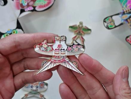 冰箱贴图案由国家级非遗项目,“曹氏风筝”代表性传承人缪伯刚老师实物风筝绘制,选取曹雪芹风筝中具代表性的造型,肥燕《四世同堂》喻成熟稳重的壮年男子,瘦燕《蝉福齐天》喻千娇百媚的成年女子,比翼燕《比翼双飞》喻并蒂连理的夫妻,雏燕《百福骈臻》喻天真纯洁的婴儿。每个徽章都有着诗情画意的歌诀,创造了一个和谐美满的燕子家族。冰箱贴采用优质锌合金制作,UV印刷工艺,金属包边,凸显精致细节。风筝形象生动,设色明丽,做工精细,质感厚重,吸附力强。是别具文化内涵的精美装饰,也是居家、办公不可或缺的实用小物。#非物质文化遗产手工制作 #传统文化 #传统手艺 #亲子手工 #插画师