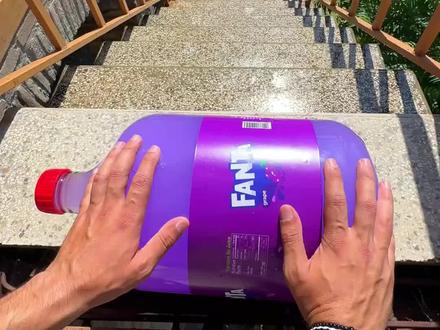 瓶子滚滚下楼梯解压#解压 #减压 #滚瓶子解压