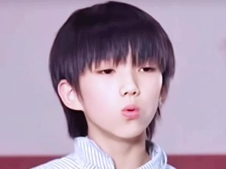 五代练习生魏新航在妈妈的陪同下,初见打卡属于自己的应援大屏,满眼都藏不住的笑意🥺 #魏新航 #TF家族五代