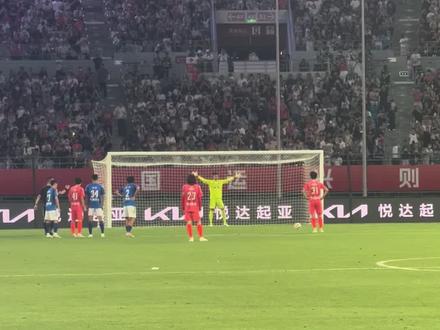 盐城队罚中点球!主场1:0领先! 盐城队获得点球!张文俊主罚命中!扬州门神李新宇判断对方向,无奈球速太快,未能扑出。盐城队下半场1:0领先!#盐城vs扬州 #盐城队 #点球 #扬州队