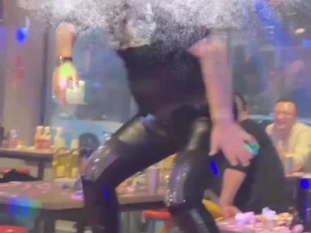 馄饨酒馆铁蝴蝶满天飞,胖头鱼桌上转,大蝈蝈满场转#大蝈蝈 #三道鳞女士 #馄饨酒馆 #的确良大姐 #三道鳞