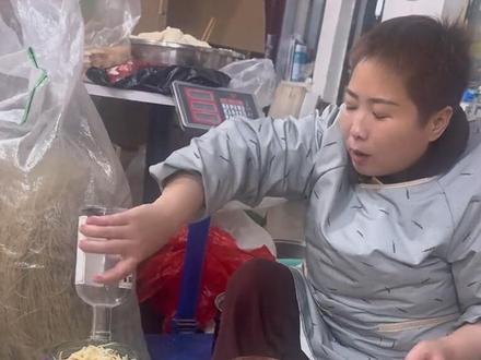 俺这管芥菜丝叫辣疙疙瘩,您那都叫啥,今又淹了两大坛#家乡特产 #芥菜丝 #辣疙瘩 #我的农村生活 #儿时味道