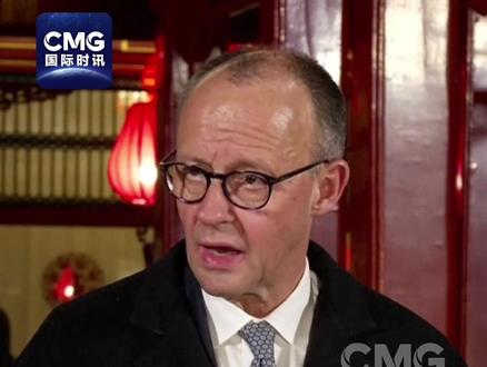 #德国总理对中德未来关系充满信心 25日晚,结束访华首日行程的德国总理默茨对媒体表示,访华首日成果让他信心十足,两国为未来关系发展找到了一条坦途。默茨强调,作为全球三大经济体中的两个,中德之间的贸易往来不仅对两国繁荣作出重要贡献,还惠及世界。默茨说,中德紧密相连,机遇与风险并存——他希望双方避免风险,在确保自身利益的情况下进一步加强伙伴关系,在多领域携手合作,实现互利共赢。#默茨希望中德多领域合作互利共赢