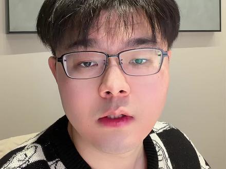 关于马前卒和霸王茶姬的终极复盘
关于马前卒和霸王茶姬这事儿,这两天全网都在站队。有人骂媒体碰瓷,有人骂资本黑心。 作为一个行业观察者,我不想聊对错。隔岸观火,我看到的是三个错位的博弈,和一个被资本市场吓坏了的真相。
在这期视频里,我想冷静地拆解四个问题:
马督工这次的操作,到底是在赌什么“顺风局”?为什么赌脱靶了?
霸王茶姬的“避重就轻”式回应,为什么在公关层面是必须的?
关于青少年的咖啡因摄入,中美两国的权威数据红线到底在哪里?(这个数据很惊人)
最关键的一点: 为什么一个自媒体的视频能让市场如此紧张?资本真正害怕的,根本不是马前卒的那张嘴,而是那个词——“不确定性”。
新茶饮“野蛮生长”的时代,可能真的要结束了。这就是所有奶茶老板们睡不着觉的真正原因。
#商业思维 #奶茶 #霸王茶姬 #新茶饮#咖啡因