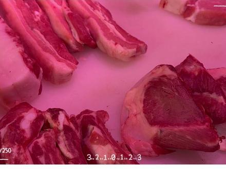 买时鲜亮的生鲜,回家就 “变脸”?人民网记者调查发现,美颜生鲜灯并未完全退出市场,而是以隐蔽姿态继续“发光”。(人民网浙江频道)