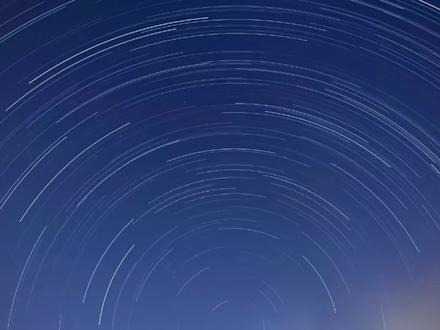 佳能G7X mark2一键拍星轨短片~
首先找好方位,拍圆圆的星轨就要对着北方哈!然后用三脚架定住,再把拍摄模式调整到SCN模式,里面有四个模式:
1.星空人像:用来拍星空下的人像,会打开闪光灯配合拍摄;
2.星空夜景:这模式比手动模式(M档)同样参数拍出来的星星会更明显,星空色调也更好看;
3.星空轨迹:一键生成星轨,星星很明显也不用后期,自动成片有点方便哈哈哈;
4.星空间隔短片:拍摄星星划过天空的短片(星轨形成的视频!)。ps:按视频操作就是拍星轨形成的视频
#佳能g7xmark2 #星空 #星轨拍摄 #星轨延时摄影#每一帧都是热爱