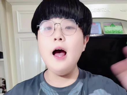 布鲁可假面骑士双骑狂热金属形态 今天我要介绍让全世界小朋友疯狂的——假面骑士双骑·狂热金属形态!这个由左翔太郎和菲利普合体的形态,不仅是风都的守护者,更是用记忆体变身的天才侦探!
小朋友们爱他可不只是因为炫酷的装甲!当翔太郎菲利普说着"来细数你的罪恶吧",这种热血侦探+天才少年的双重人格,就像我们写作业时又想玩又得动脑的矛盾心理!
最打动人的是他们永不放弃的骑士精神!就算被反派打得装甲破碎,他也会擦着嘴角站起来说:"搭档,还没结束呢!"这种永不言败的劲儿,是不是像极了你们挑战乐高最难图纸时的样子?
现在这款拼搭模型"Fever,Metal!"每个零件都在讲述着:真正的英雄不是不会害怕,而是害怕时依然选择保护他人!
这就是双骑教会我们的事——只要和值得信赖的伙伴并肩,每个孩子都能成为自己的英雄!快让这份金属炽热的力量,点燃你的收藏柜吧!#布鲁可#假面骑士 #积木搭建 #布鲁可假面骑士 #布鲁可星光版