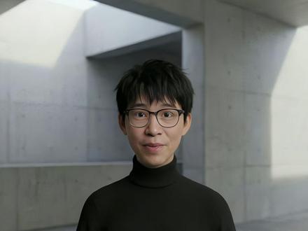 一键式影视AI作曲 🎧【一键式影视AI作曲】告别抽卡时代
哈喽大家好,欢迎来到三不五时,我是傅博。
以前用 AI 做影视或广告配乐,像在抽卡——
节奏不贴剪辑点,
情绪不听话,
质感一不小心就是“AI味”。
问题不是AI不行,
而是流程错了。
所以我做了一件事——
把影视作曲的完整逻辑,压缩成“一键式工作流”。
🚀 什么叫“一键式影视AI作曲”?
不是随便生成一段音乐。
而是:
✅ 自动匹配镜头结构
✅ 自动锁定BPM
✅ 自动设计情绪弧线
✅ 自动打包可交付版本
你只需要:
选模板(Loop / No-drums / Button)
输入客户关键词(科技 / 高级 / 温暖 等)
点击生成。
剩下的交给系统。
🧠 它背后做了什么?
把客户的“感觉词”翻译成音乐参数
预设情绪推进逻辑
多模型协同生成
自动输出商用交付包
并且支持像调色一样推滑杆微调——
鼓点密度、推进速度、情绪强度都可控。