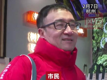 千问请客的奶茶 今天也难喝上,消费者说一直发问题,就是弹不出。“AI得给点实惠 不然和我们有什么关系”最新回应:免单卡延期至2月28日 范围扩至盒马。#ZMG风云传播中心 (记者:黄立恒 摄像:周杰 编辑:杨扬)