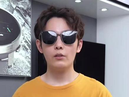 屏幕常亮还是息屏?AMOLED版设置大全 这个视频核心是教大家如何设置颂拓Race Reces Ocean手表的屏幕常亮与息屏模式。关键在于说明两种模式的差异、设置前提条件,以及具体操作步骤,帮助用户根据电量需求和场景灵活选择。
操作步骤详解
1. 先决条件自查
• 关闭「勿扰模式」和「省电模式」——嘿,要是这俩开着,你可找不着屏幕常亮选项,系统会直接“藏起来”哦!
• 保持佩戴状态:手表得老老实实待在手腕上,放桌上可不行,这是为了防止误触和节约电量。
2. 进入控制面板
从表盘界面下滑进入控制中心,这里相当于手表的“快捷设置大厅”,所有高频功能都在这。
3. 找到屏幕显示设置
向下滑动,找到「屏幕始终显示」选项(一般带图标或文字标签)。没开启时是息屏状态,开启后则保持常亮。
4. 按需切换模式
• 需要常亮:点击开关,按钮变亮即可。适合运动时随时瞥看数据,但电量消耗会加快。
• 需要息屏:再次点击关闭。日常通勤或电量紧张时推荐,抬腕亮屏更省电。
记得根据你今天要不要长时间运动,来决定开不开常亮哟!常亮模式续航会明显缩短,别等到爬山爬到一半才发现没电啦!#颂拓使用教程 #颂拓手表讲堂 #颂拓手表指南 #颂拓手表功能介绍 #颂拓学院