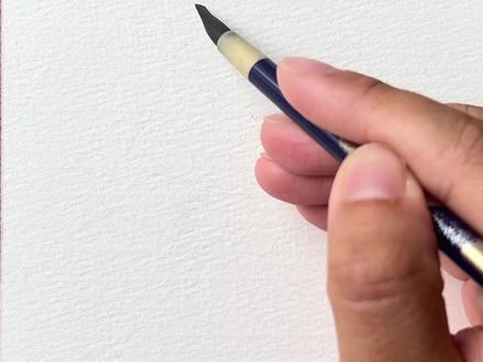 北极熊怎么画?绘画教程来啦! #跟着抖音学画画#一起学画画 #一学就会系列 #gaf上海插画艺术节 #抖音插画大赛 北京夏日炎炎!那就画只北极的霸总解暑吧!超简单的北极熊水彩绘画教程来啦!挑战一下,在白纸上,画白色动物!一学就会!关键画它解暑,哈哈哈!试试看!
北极熊冷知识:
1. “黑”熊穿白袄:想不到吧?威风凛凛的白熊,皮肤其实是黑的!这有助于吸收热量。那身“白毛”其实是中空透明的,反射阳光才显白。纯天然“防晒保暖一体衣”!
2. “左撇子”是谣传:江湖传言北极熊都是左撇子,方便捕猎?科学家们暗中观察后发现:它们左右开弓,没有明显偏好。熊家只是灵活!
3. 自带“羽绒服”:除了厚皮毛,它们皮下脂肪厚达10厘米!纯天然顶级“羽绒服”,零下几十度?小意思!
4. 脚掌防滑靴:冰面上不怕摔跤?秘密在脚掌!布满细小凸起的肉垫,自带防滑钉效果,冰上漂移稳得很。
5. 游泳健将:人家可是正经的海洋哺乳动物!能用“狗刨式”连续游几十甚至上百公里,名副其实的“北极浪里白条”。
总结一下:黑皮白毛、左右开弓、自带羽绒服、防滑脚掌、游泳冠军——北极熊才是隐藏的“冰原黑科技扛把子”!🐻❄️