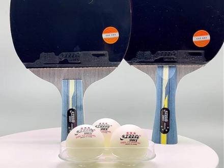 红双喜新款 H4002C 四星碳素拍,5 木 2 碳经典结构,弹性足、发力通透。双面搭配狂飙3胶皮,旋转与速度兼顾,双面反胶好上手。开箱就能打,不管日常训练还是业余对打都很合适,新手进阶优选款。#乒乓球拍底板比赛专用 #乒乓球拍配置 #新手乒乓球装备
