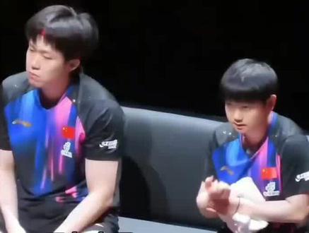 可爱的莎莎在毛巾后面说悄悄话
“什么事都你来”具象化了,哥就这样眼里有活,姐的水他也一起拿走了。
#王楚钦孙颖莎莎头组合 #乒出精彩