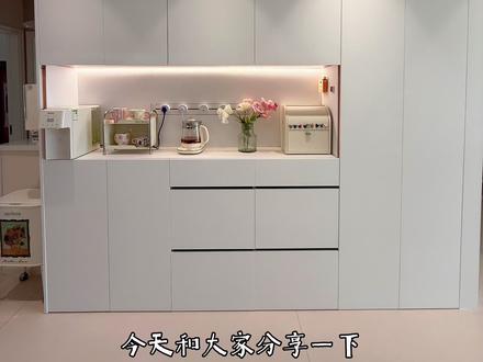 32cm深极简餐边柜设计&收纳神器,来抄作业! 今天带你们看看,我家这个占地不到1㎡的餐边柜,有哪些实用的小设计和收纳好物尺寸图给你们放在这了,需要的姐妹截图保存!
首先,我把我家餐边柜划分成了5个区域(上柜、镂空区、地柜矮柜、抽屉、双开柜),最左边的地柜,我自己动手给它改成了抽屉拉篮,懒人直接选的这种成品的,
自带背胶,撕掉后直接粘贴上去就ok了,上面还能往上叠加,我一共装了3组,粘贴完后和我家柜子严丝合缝,装完后能放下很多东西,空间翻倍,上面剩余的空间,搭配这种四面可伸缩的置物架,也是自带背胶,可以适配各种尺寸的柜子,第一层用来放药盒,第二层放牛奶,拿取一目了然~
上面的吊柜,左边收纳一次性纸杯,再放个分层架,空间一点都不浪费,旁边再放个旋转托盘,要哪个杯子一转就能轻松拿到,这里还能再放个下挂置物架,刚好放点卷纸啥的…
旁边柜子下面都做的抽屉,上面两个薄抽,搭配这种可伸缩的收纳盒,收纳各种茶包,下面的四个高抽,用这种透明收纳盒,放五谷杂粮和各种养生食材,抽拉拿取很方便👀
上面的柜子,这个,专门用来放保温杯,一个放上去刚好卡住,酒杯用这个几块钱的收纳架倒挂收纳,好拿好放✅
然后这边的高柜,底下我留了一个87cm高度,像高一点的餐边凳和电器,都能塞进去,上面的柜子就搭配这种直角收纳盒,收纳各种出行工具和杂物😁
#装修分享 #装修设计 #餐边柜 #餐边柜设计 #家装装修