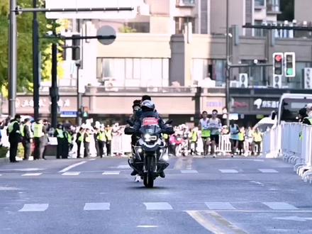 上海马拉松39.8km处,国内第一至第四名:吴向东,贾俄仁加,粟国雄,碾者阿提#上海马拉松 #马拉松 #跑步 #传递奔跑的力量 #Run摄