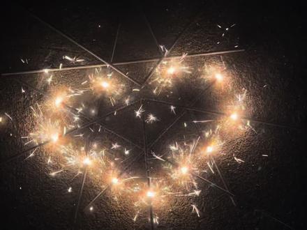 #仙女棒 爱心烟花,去年赞爆了的仙女棒爱心烟花,今年再来给你们展示一下摆放教程