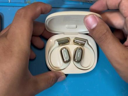 蓝牙耳机维修全过程视频教学 业维修华强北全系列蓝牙耳机
AirPods Pro1/Pro2、头戴AirMax、各款四代五代耳机
进水无声、单耳不响、电池不充电、排线断线、无蓝牙信号全部可修,有问题直接留言!蓝牙耳机维修 #华强北耳机维修 #AirPods维修
#耳机飞线教程 #耳机单边无声修复 #耳机换电池