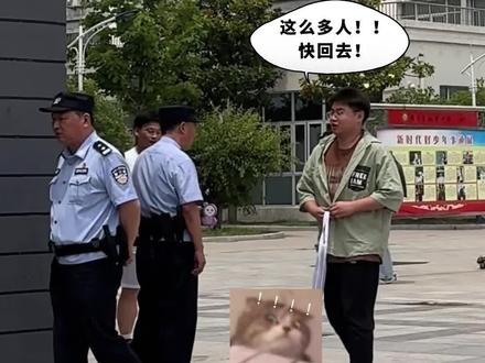 对方撤回了一位考生!第一位考生出考场,因害羞又折返。 群众:这么多人把孩子都整害羞了!#2024高考 #对方撤回了一位考生 #第一位出考场的考生来了