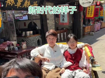 #水镇祥子 #太行水镇黄包车
#新时代的水镇祥子
#为你而来的人们
旧社会的骆驼祥子已经死了。现在的水镇祥子代表的是新时代的人们对美好生活的热爱