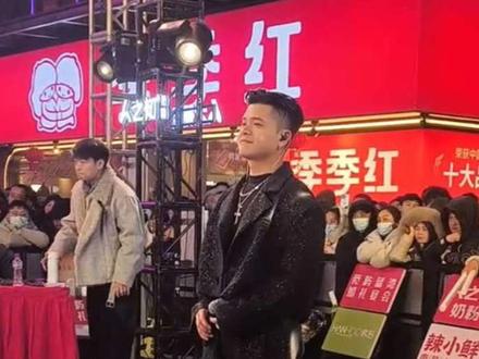 恭喜东杰获得年度总决赛30.1万,东杰优秀,好听,#演出现场拍摄 #拍摄现场 #live音乐现场 #live现场 #户外直播现场