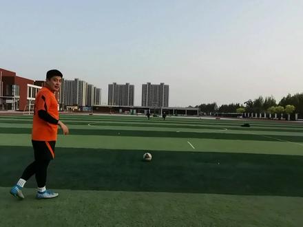 如何把球踢高,长传球踢高两种小技巧,学会了提高10米以上距离 #长传球教学 #足球训练 #足球教学 #足球技巧 #足球青训
