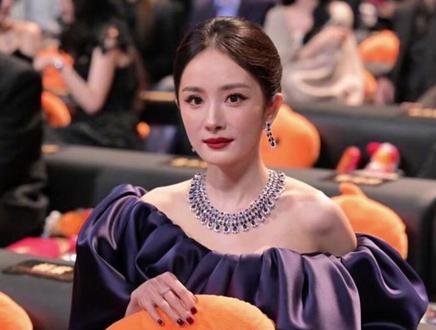 杨幂的裙子,曹国伟那一脚,不是羞辱,是圈内人自保的暗号#上热搜 #娱乐评论大赏 #微博之夜 #杨幂 #强烈推荐