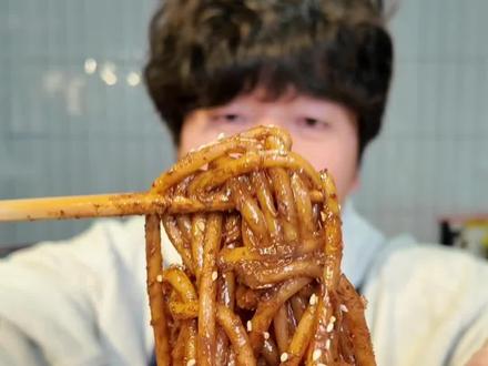 辣味香料味双重爆炸的黑鸭拌粉,推荐炒到黏黏糊糊再搭上一片油煎午餐肉#速食美食 #满小饱黑鸭拌粉 #武汉黑鸭 #妈呀太香了