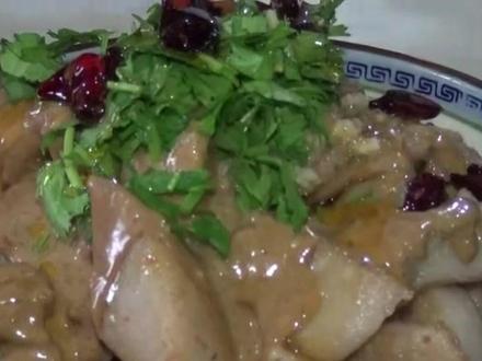 煎碗坨是河北承德的特色小吃,以二仙居煎碗坨蕞有名气,曾深受乾隆后妃们的喜爱。将碗坨在油锅中煎成通体金黄色,然后盛入碗内,浇上芝麻酱、蒜汁、陈醋、酱油、香油等调味料,外酥里糯、筋道爽滑、唇齿间糯糯的感觉,令人回味无穷。#非遗 #美食 #承德名吃 #二仙居商业街 #煎碗坨