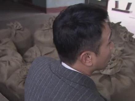 接头人打了个手势,地下党瞬间明白,把军火换成大米