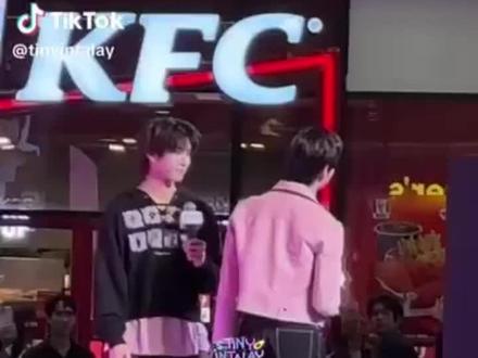哈哈哈 原来昨天去商场剪头发被粉丝在teeteepor站台上偶遇了。
#pavelphoom #Pavel #追星现场