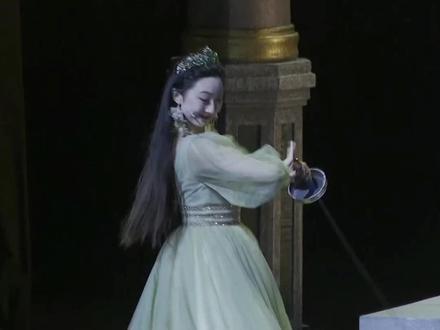 15岁的天天张悦轩,也跟随老爸的脚步,献上了自己的舞台首秀,在音乐戏剧《少年的,莎士比亚奇旅》中扮演罗密欧。一起听听同剧组的退役击剑运动员董力如何评价。#张亮儿子张天天15岁近照