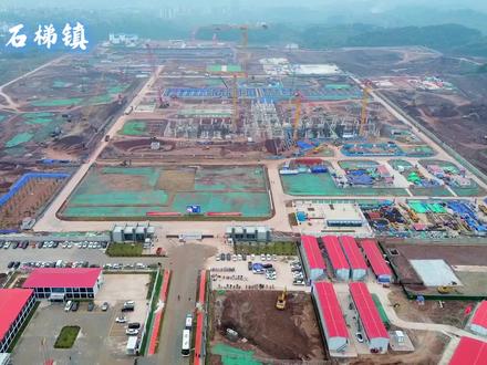 国家电投达州煤电项目百万机组锅炉本体安装工程正式启动 国家电投川东北高效清洁煤电综合利用一体化项目是川东北重要能源支撑项目和省级重点工程,达产后年发电量可达80亿千瓦时,年产值32亿元,年贡献税收2.8亿元,不仅能缓解川东北地区用电紧张局面,还将带动煤炭、运输等上下游产业协同发展,成为拉动区域工业增长的“新引擎”。
