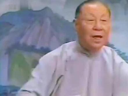 打郭之后一直到初审之间的书(发旨、王素拜寿、红琳栽赃、捉红琳、还收条、王素追赃)都是弄堂书,顾老这么大的水平说到这一大段还是会抽签,录像的时候已经简化了很多内容,去掉了栽赃、追赃,弱化了还收条等情节,使得这段弄堂书书听起来还是很耐听,但是情节上是有所缺失的,而且栽赃、追赃的情节漏洞很大,我在说的时候进行过多次调整。
比如马培峰这个人物书里介绍是刑部夫人的哥哥,他进衙门栽赃,老总管是看到的,起先还拦阻,后来丫头看见禀报夫人,夫人让马培峰带了红琳进去,还骂了一声老总管“低三下四之辈”,老总管在墙角听到夫人拿了赃银,竟然伤心真放手不管了,之后眼不见为净,几乎就是放任夫人出收条、马培峰运动全衙门……而且王素半夜回衙门,因为酒醉,老总管也一直不汇报这件事,还等王素去上朝回来,再禀报……这段书极不合理,栽赃这等大事,老总管之前又铺垫过常年跟随王延龄,办案经验丰富,岂能看不出栽赃陷害的诡计,怎么敢让王素不清楚情况就去上朝,万一没包公抓到红琳,万一皇帝没有休假一日,取消朝会,王素这一去就回不来了!这不就是看着你死吗?这一大段的设定让这段软档书更显得不合理,初审的基础没打好,王素和老总管身上的问题没剔干净。其实原著里的王素确实是有问题的,说书的前辈要还王素一个清官面目,就只能把受贿的事情转移到夫人这里,但很多细节却没有铺垫到位,这一段里既要树立老总管的忠心耿耿,又要让他放弃去管后面发生的事情,顾老在完整长篇的处理上是矛盾的。
我在说的时候就想,要确立老总管忠心耿耿,就不能让他知道马培峰和红琳进过衙门,等知道的时候就已经来不及了!所以说马培峰在前门被老总管拦阻,只能偷走后门进入,后门的门公因为贪睡,直到天亮才去向老总管汇报。同时王素一夜未归,从韩相府直接上朝后才回来,被告知家中出了大事。
我的改动未必高明,曾经和祝逸伯老师讨论过这段情节的问题,祝老师也是有改动,不一一叙述了。之后王素追赃的问题也不小,等之后再谈了。
好在录像时候内容大幅度删减,我也进一步切了一些内容不主要的地方,所以听不出我之前讨论的问题来。#曲艺传承 #评弹 #传统文化 #曲艺 #文化