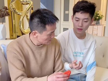 老爸,20多年来,我可一直是你的小棉袄啊,从来没看见你对我这么严肃过,自从老吴来了后...