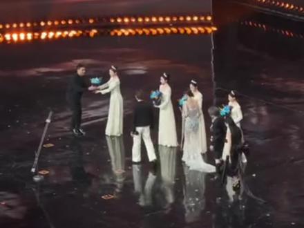 大麦总裁摔倒 好像和汪苏泷无关啊 仔细看他摔倒的位置也不是花里水洒出来的位置啊 #神级live现场 #神级现场