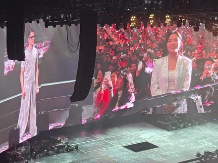 郭富城和北京网红@ELIN艾琳 小姐姐斗舞 1月24日北京站#郭富城北京演唱会 #郭富城 #鲨鱼舞 #babyshark #郭富城演唱会现场和粉丝斗舞