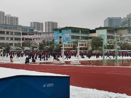 2022.12.1杭州天地实验小学的孩子们玩雪啦!