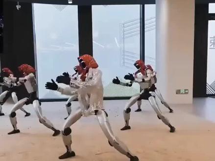 从蔡明的“铁皮人”到真机器人!这一帧,是中国制造给青春的硬核回应🚀#2026央视春晚 #春晚名场面 #奶奶的最爱 #机器人致敬经典 #蔡明