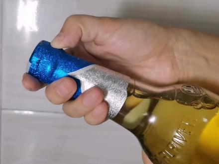这样开啤酒瓶太简单了,不用开瓶器,女孩也能轻松搞定