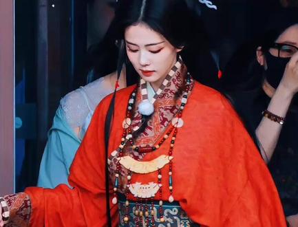 白鹿综艺战国袍杀疯了:内娱古装天花板,被综艺耽误的正统大女主