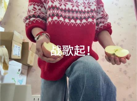 不就是徒手掰四瓣苹果嘛~一学就会#水果手术 #掰苹果技巧 #青年创作者成长计划 假期在家无聊的可以试试