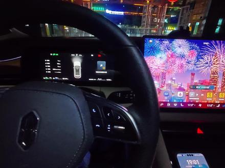 马年新春,为小艺换上2026马年新春壁纸,把新年氛围装进车里。首先打开车机的华为分享,再打开手机的华为分享,打开手机图库,选择手机中的壁纸,分享到车机。打开车机中的设置,找到显示,点击壁纸,选择我的壁纸,去图库添加,选择图片,选择刚才华为分享过来的壁纸,选择后打勾,返回到车机主页,就可以看到上传的新春壁纸。
祝大家马年大吉,马到成功!
#与问界赴团圆 #问界OTA升级 #智享车生活